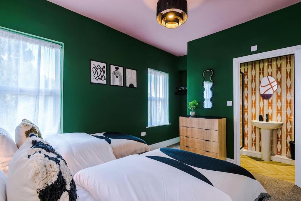 Modern 4-Bedroom In Manchester — Photos 1